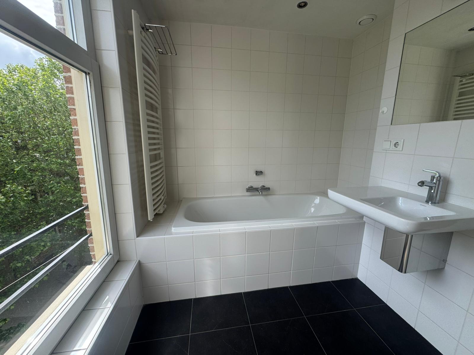 Photo 9 of Van de Veldestraat 4-B