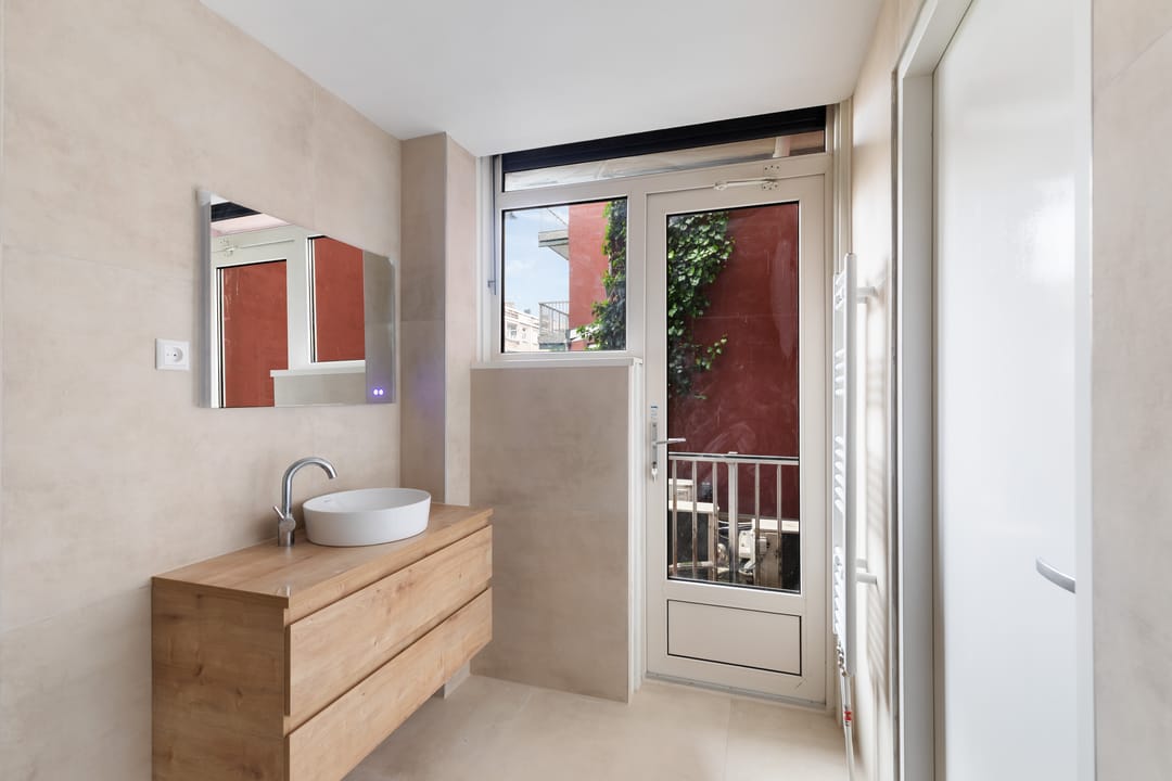 Bright Renovated 2-Bedroom Apartment in Rotterdam-Bloemhof with Balcony Near Zuidplein — 16