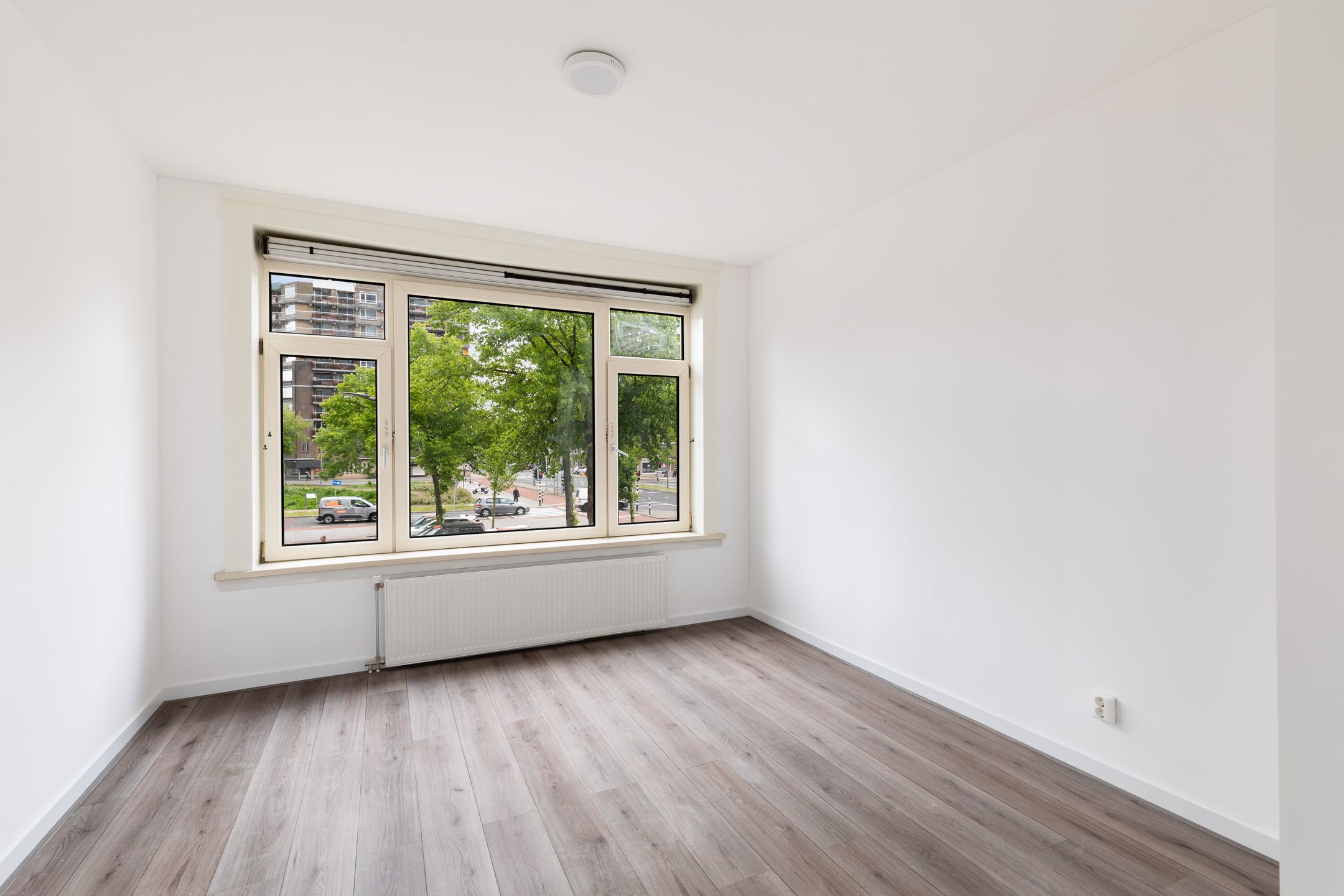 Bright Renovated 2-Bedroom Apartment in Rotterdam-Bloemhof with Balcony Near Zuidplein — 21