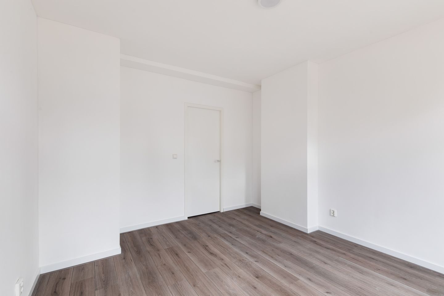 Bright Renovated 2-Bedroom Apartment in Rotterdam-Bloemhof with Balcony Near Zuidplein — 20