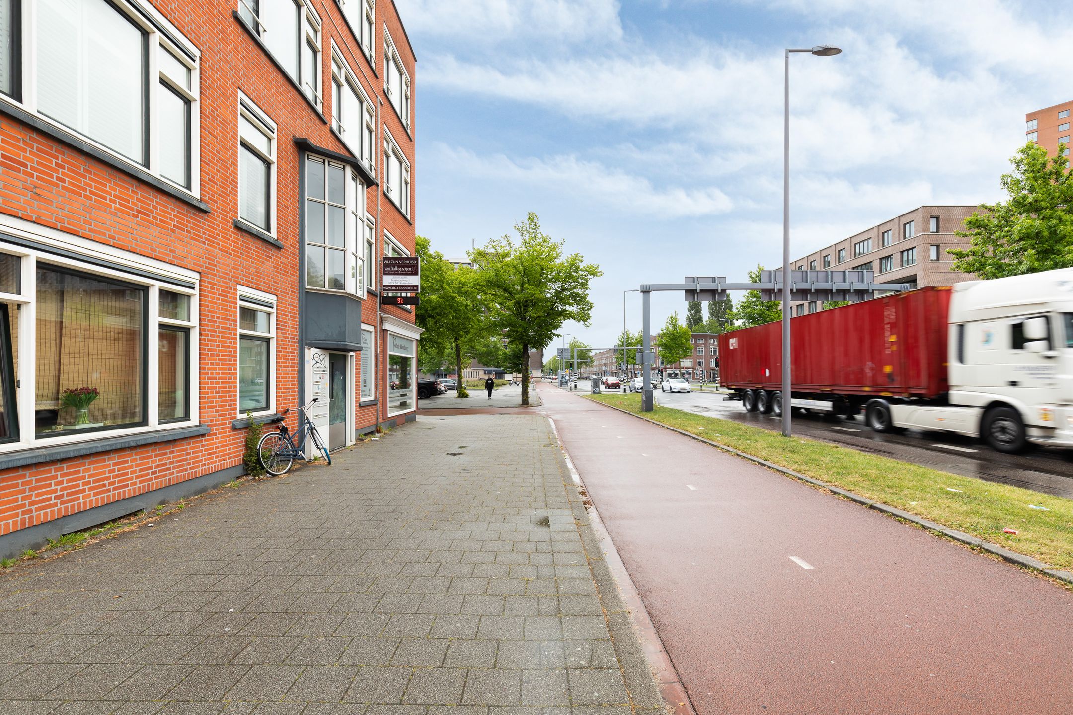 Bright Renovated 2-Bedroom Apartment in Rotterdam-Bloemhof with Balcony Near Zuidplein — 33