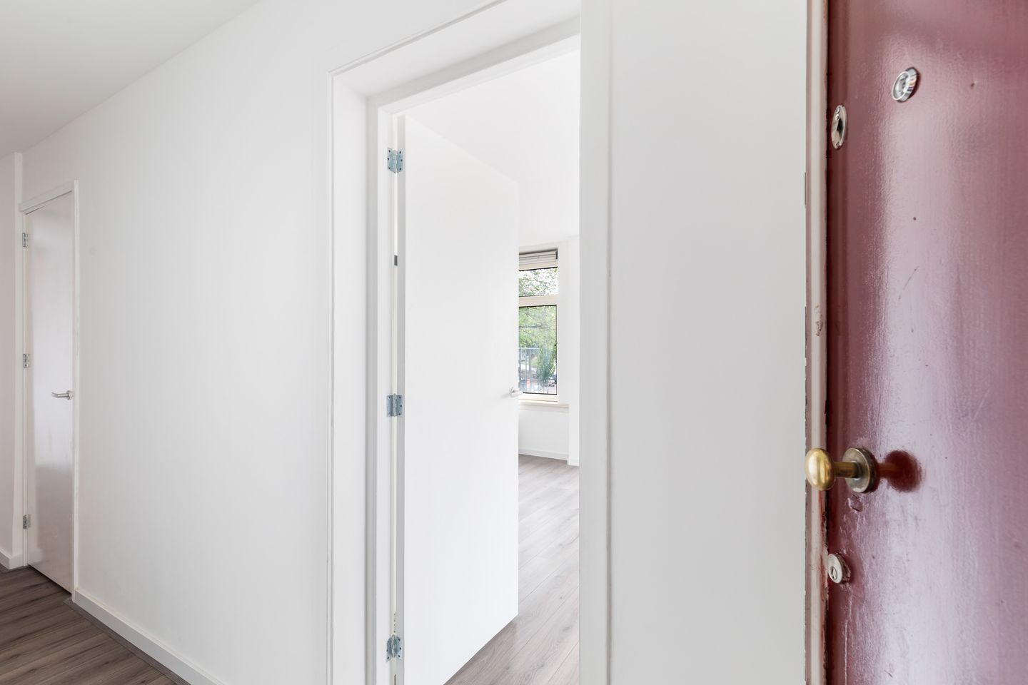 Bright Renovated 2-Bedroom Apartment in Rotterdam-Bloemhof with Balcony Near Zuidplein — 25