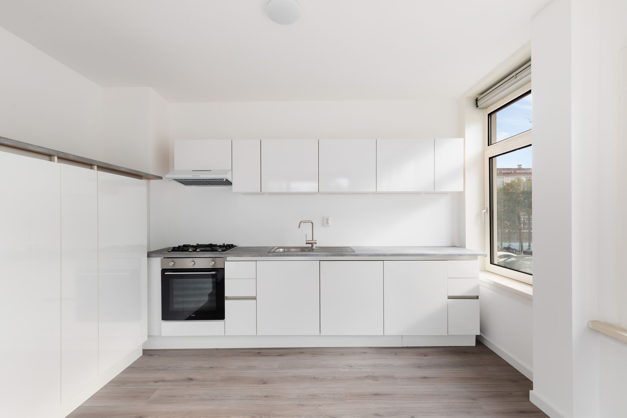 Bright Renovated 2-Bedroom Apartment in Rotterdam-Bloemhof with Balcony Near Zuidplein — 12