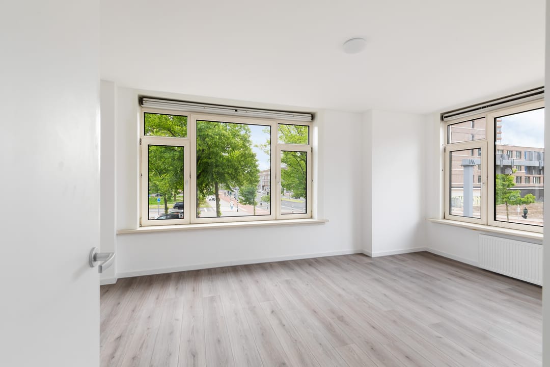 Bright Renovated 2-Bedroom Apartment in Rotterdam-Bloemhof with Balcony Near Zuidplein — 13