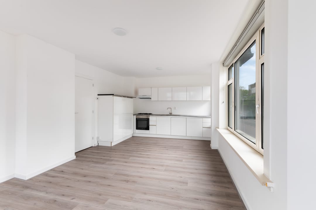 Bright Renovated 2-Bedroom Apartment in Rotterdam-Bloemhof with Balcony Near Zuidplein — 8
