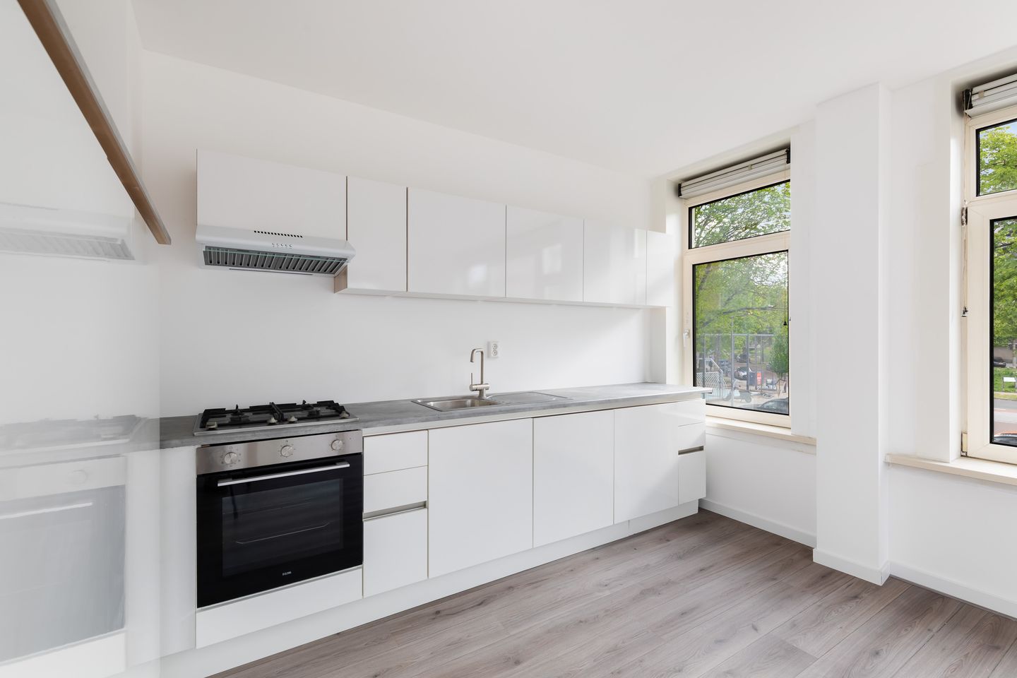 Bright Renovated 2-Bedroom Apartment in Rotterdam-Bloemhof with Balcony Near Zuidplein — 10