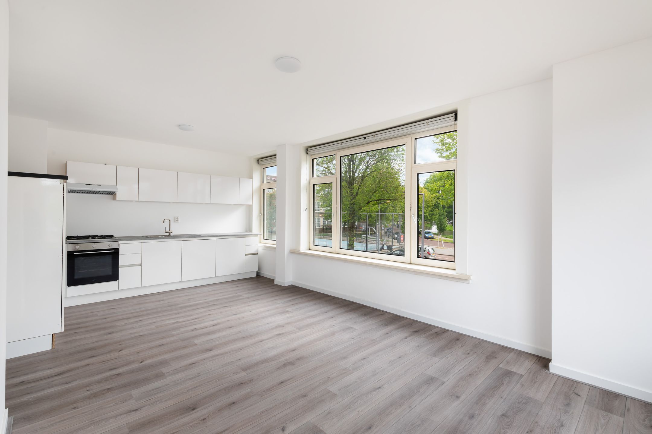 Bright Renovated 2-Bedroom Apartment in Rotterdam-Bloemhof with Balcony Near Zuidplein — 9