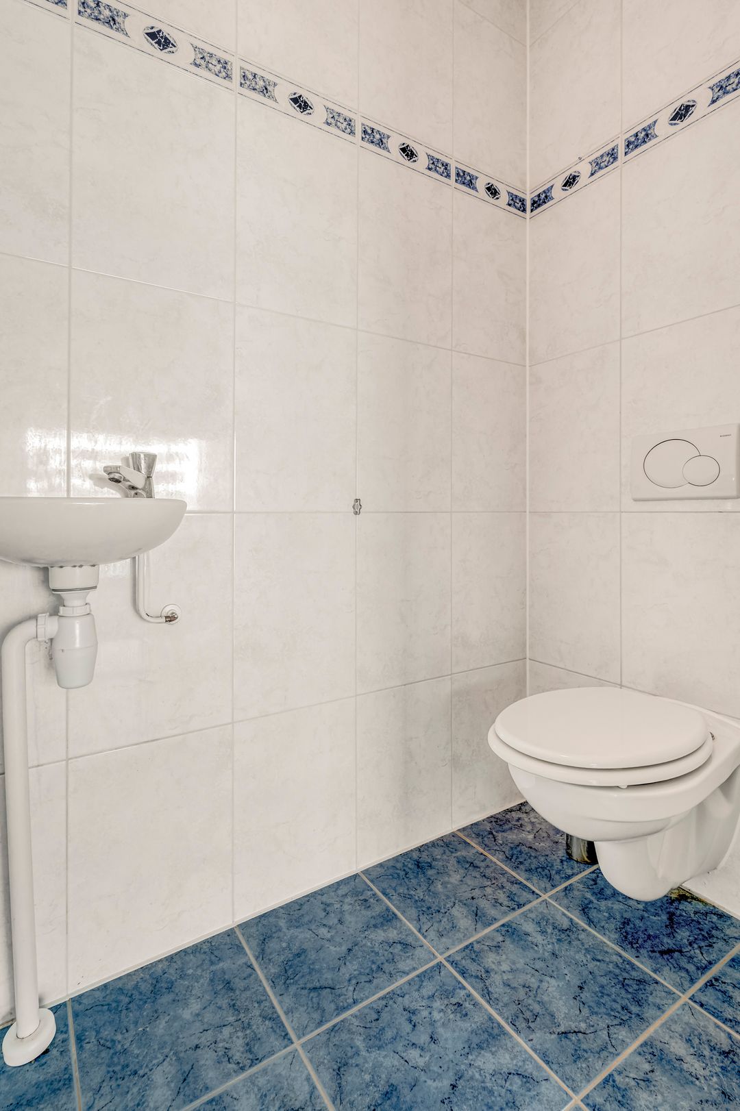 Beautifully Finished 2-Bedroom Apartment with Private Parking in Modern Complex — 22