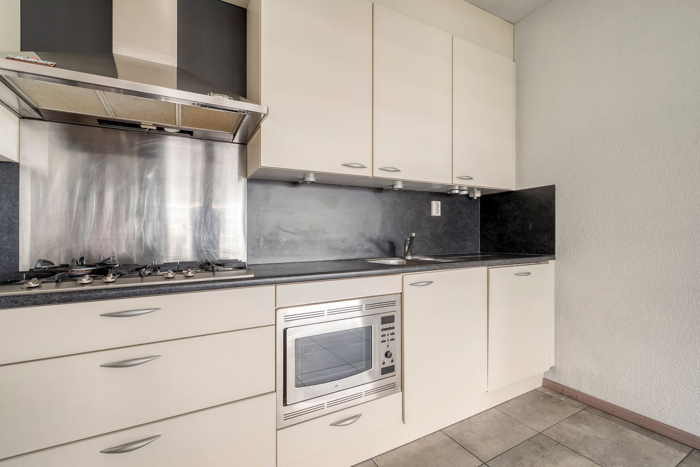 Beautifully Finished 2-Bedroom Apartment with Private Parking in Modern Complex — 10
