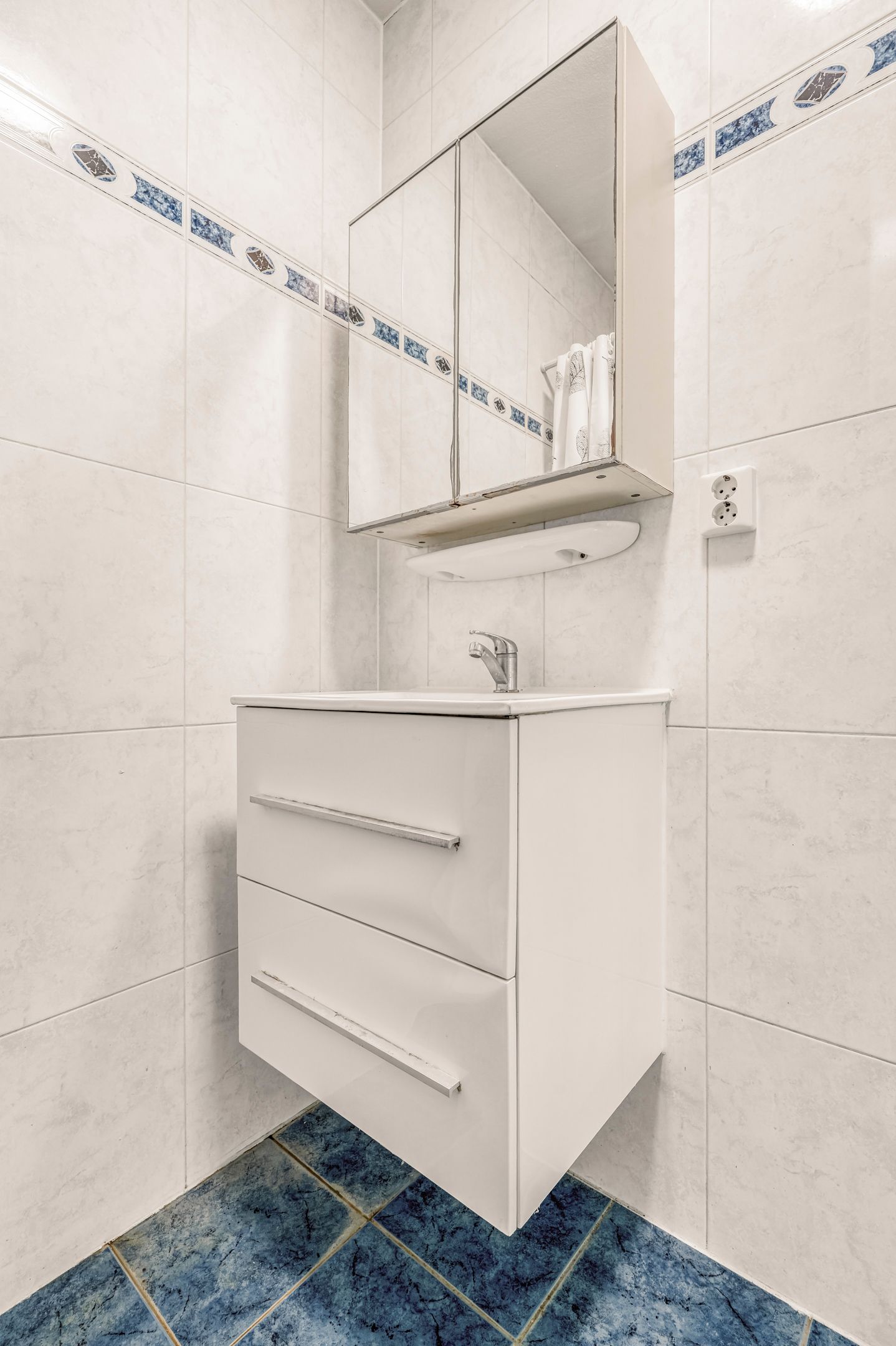 Beautifully Finished 2-Bedroom Apartment with Private Parking in Modern Complex — 21