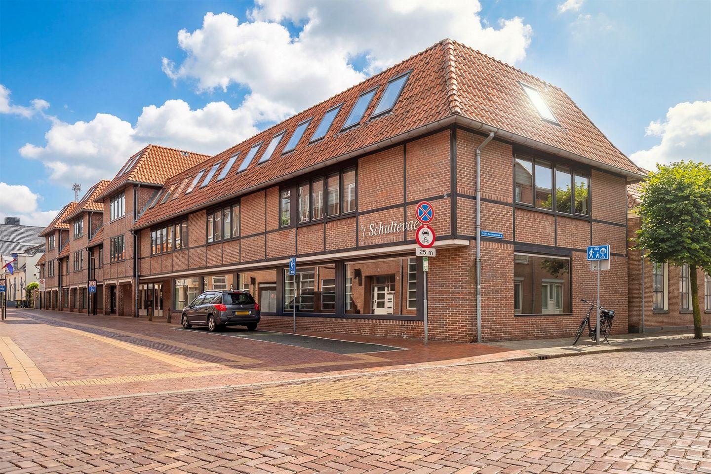 View photo 1 of Schuttenstraat 7