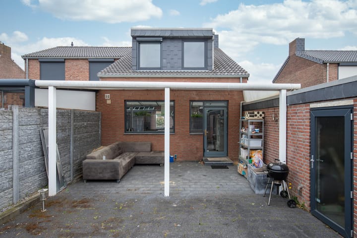 Tussenwoning te koop: Dr. Marga Klompéstraat 15, Landgraaf
