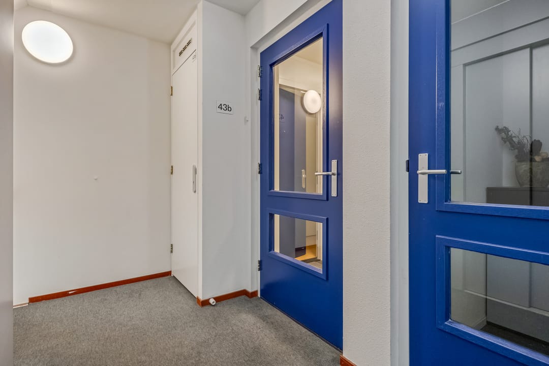 Spacious apartment in Doorn center with park views and private parking — 41