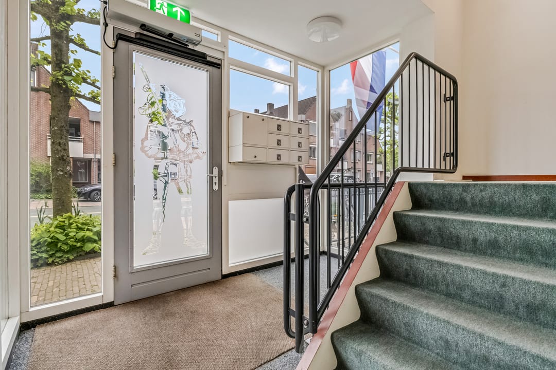 Spacious apartment in Doorn center with park views and private parking — 43