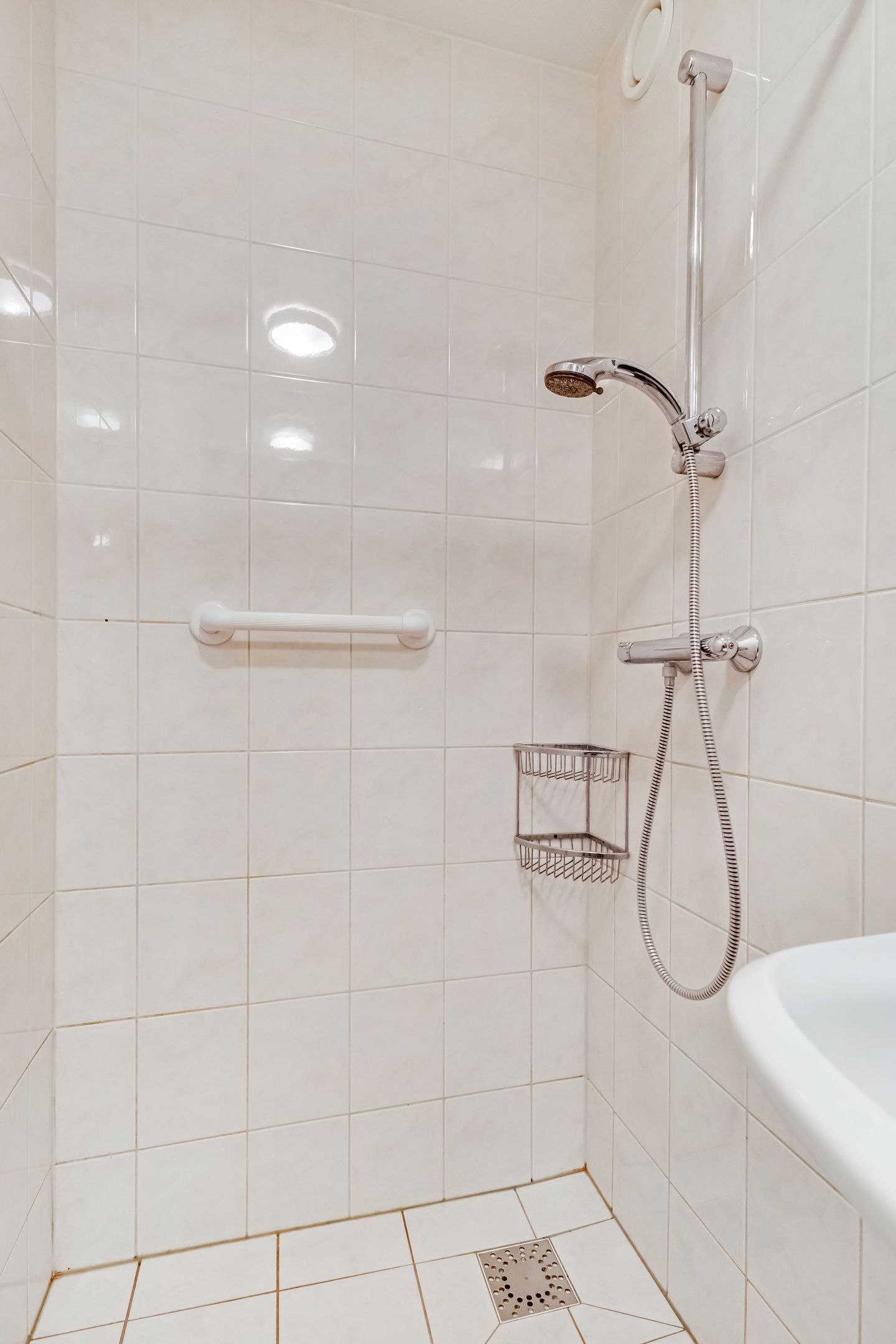 Spacious apartment in Doorn center with park views and private parking — 40