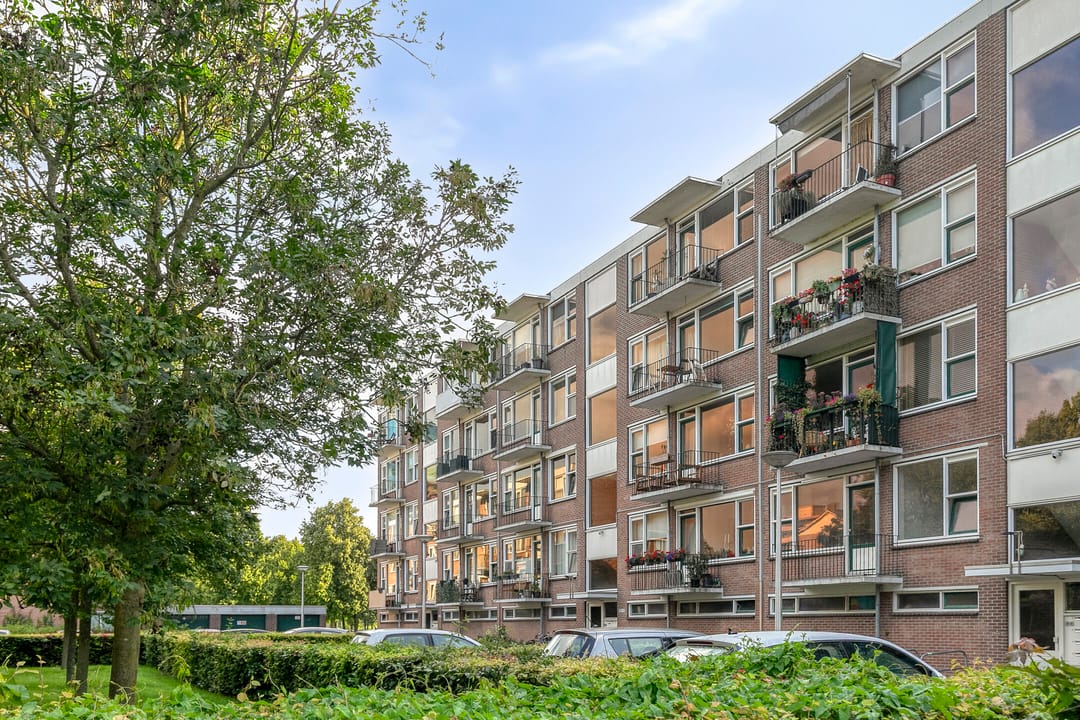 Ampio appartamento di 4 stanze con balconi e vista libera vicino al centro
