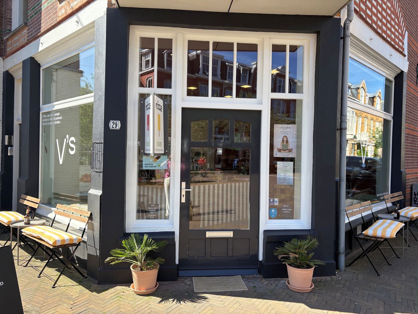 View photo 2 of Aert van der Goesstraat 29