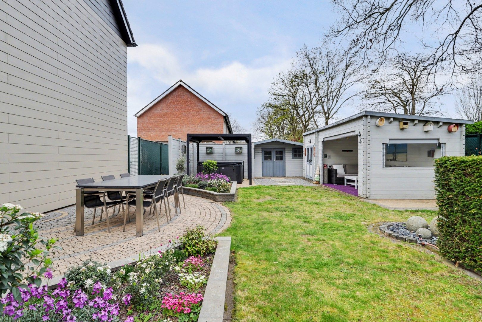 Modernized End Terraced House with Four Bedrooms in Green Putte — 27