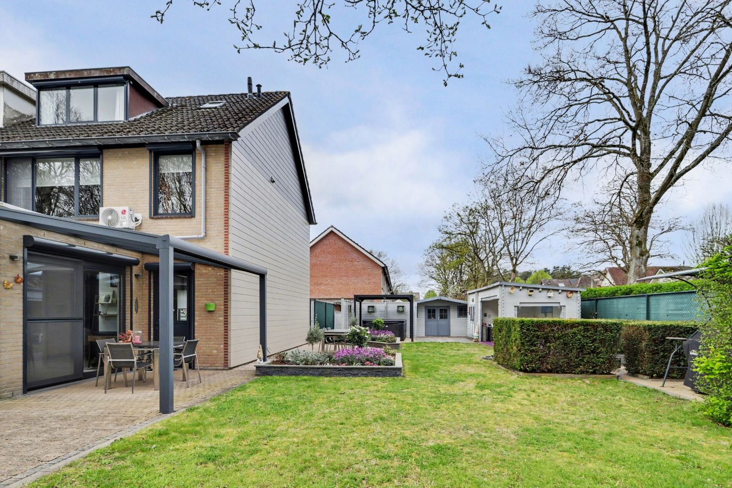 Modernized End Terraced House with Four Bedrooms in Green Putte — 35