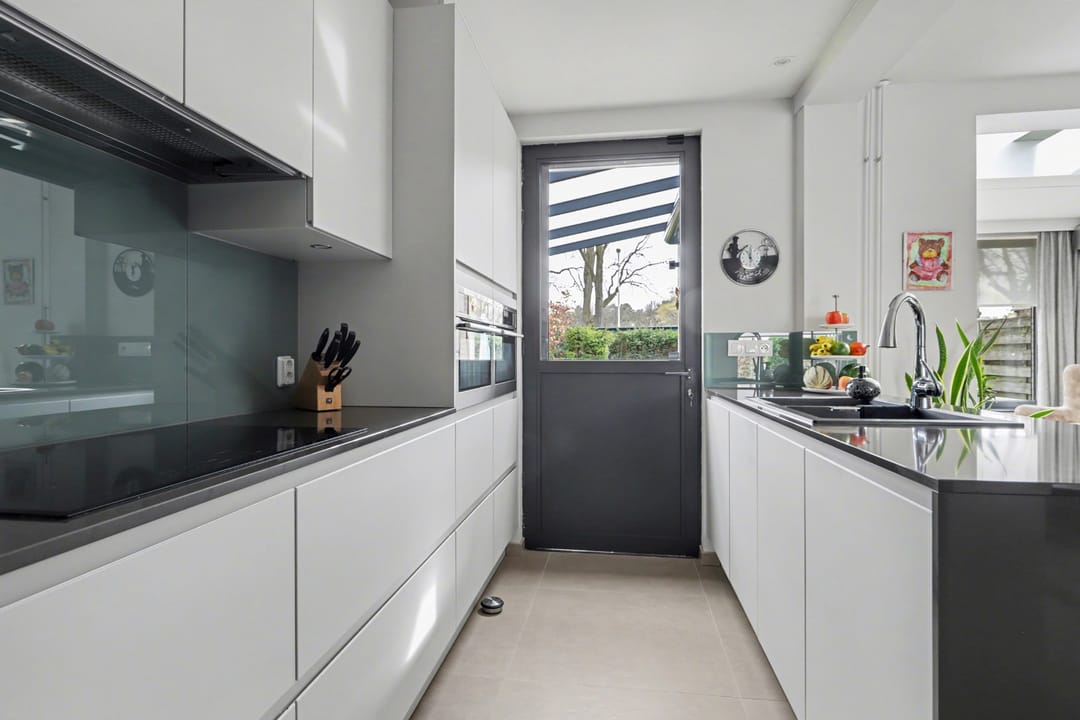 Modernized End Terraced House with Four Bedrooms in Green Putte — 13