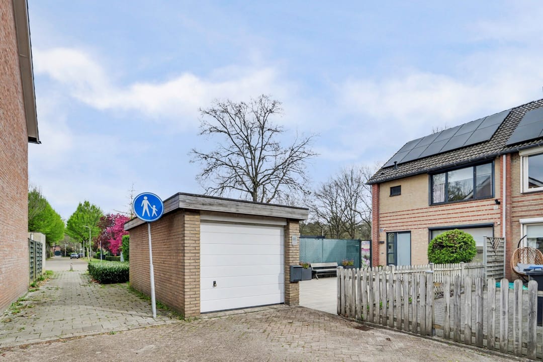 Modernized End Terraced House with Four Bedrooms in Green Putte — 31