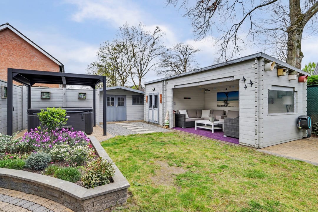 Modernized End Terraced House with Four Bedrooms in Green Putte — 37