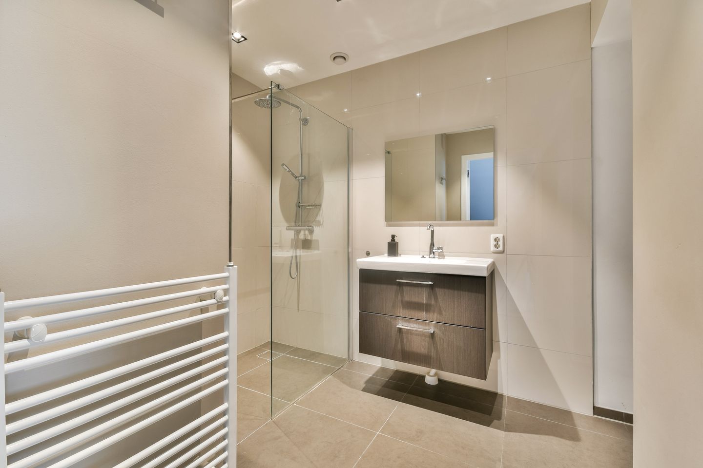 Photo 19 of Faas Wilkesstraat 471
