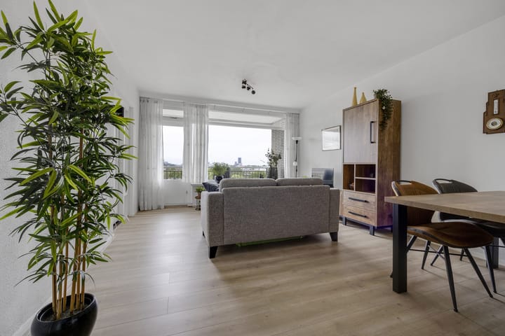 Appartement te koop: Monseigneur van Steelaan 111, Voorburg