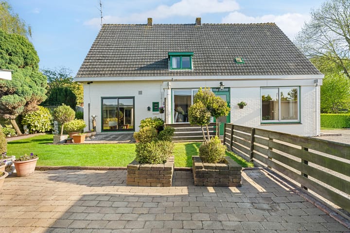 Twee-onder-één-kap te koop: Bergstraat 2-4, Lent