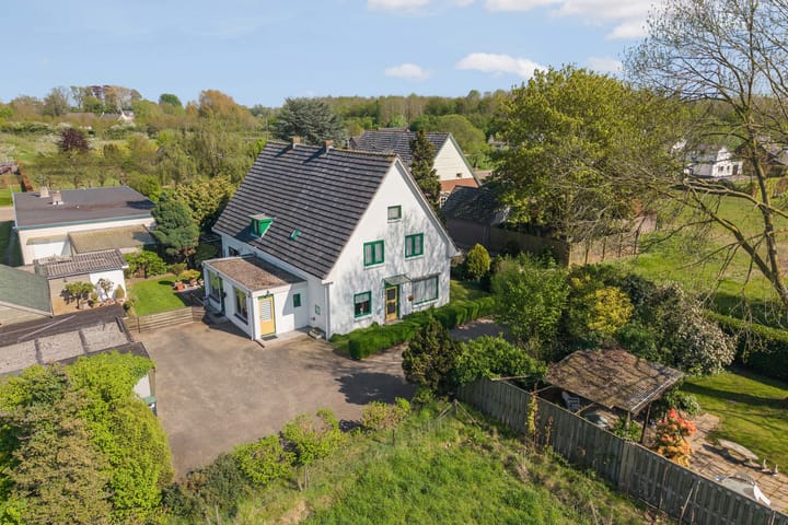 Twee-onder-één-kap te koop: Bergstraat 2-4, Lent