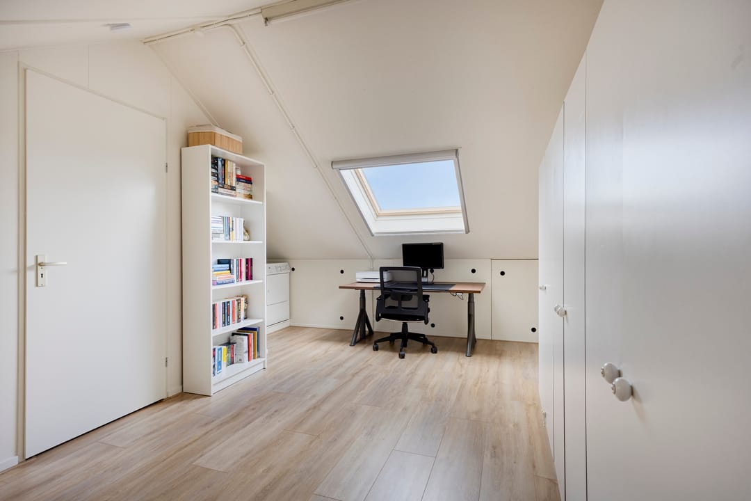 Ready to Move In Family Home with Sunny Garden in Weidevenne — 22