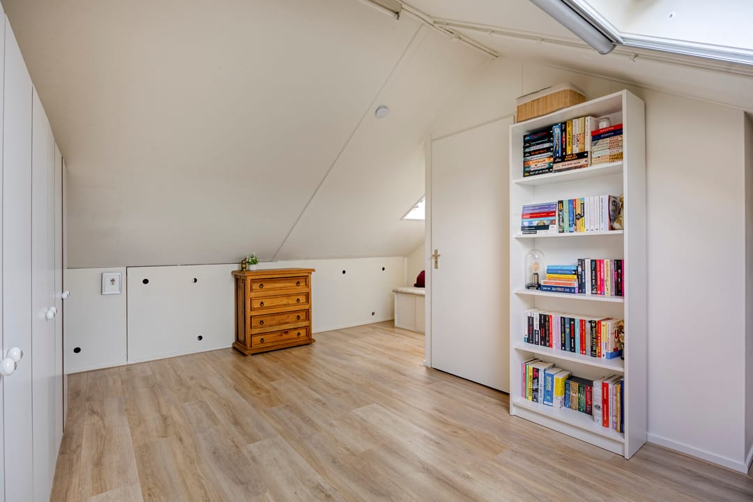 Ready to Move In Family Home with Sunny Garden in Weidevenne — 23