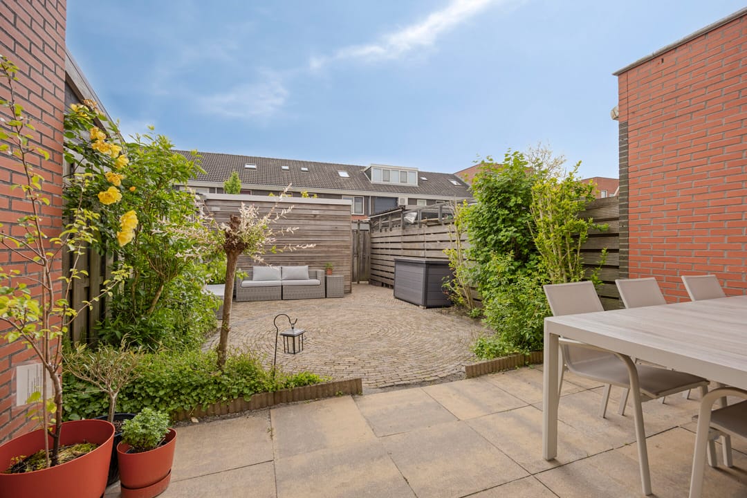 Ready to Move In Family Home with Sunny Garden in Weidevenne — 11