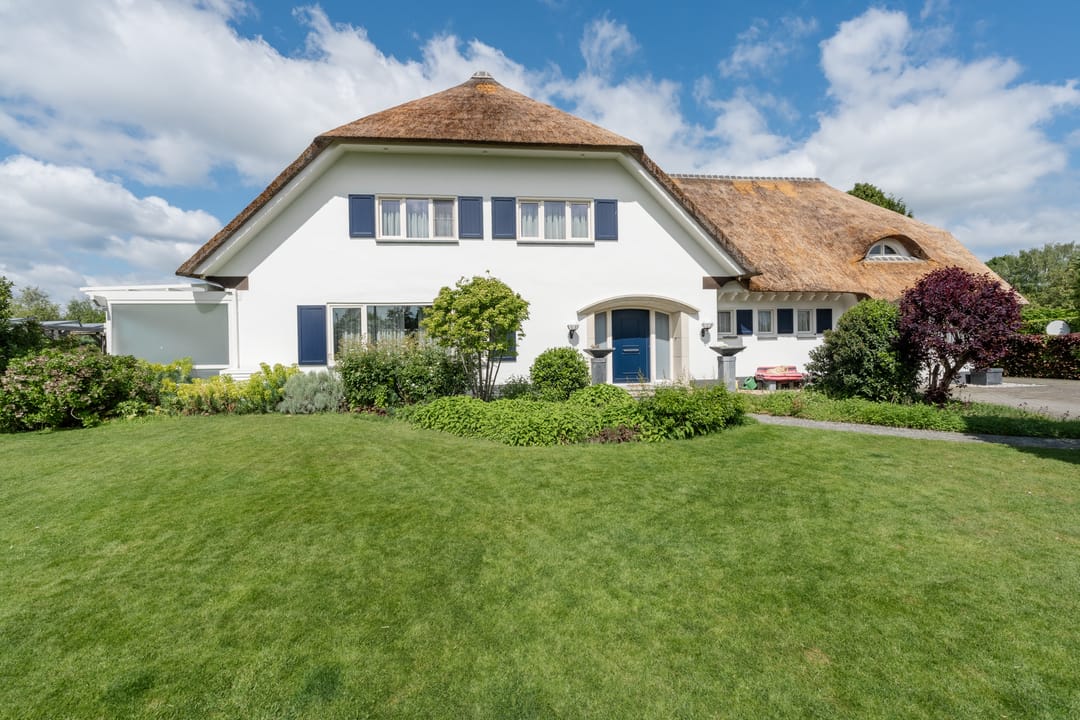 Incantevole villa in stile cottage inglese con tetto in paglia a Kaulille