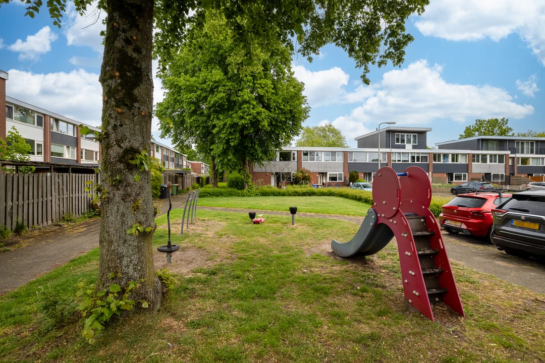 Spacious corner house with four bedrooms and sunny garden in Hoogland — 38