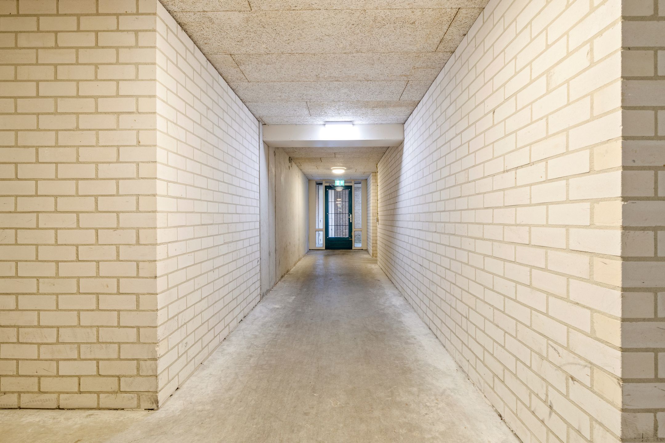 Spacious 3-Room Corner Apartment with Balcony and Parking in Venlo-Oost — 42