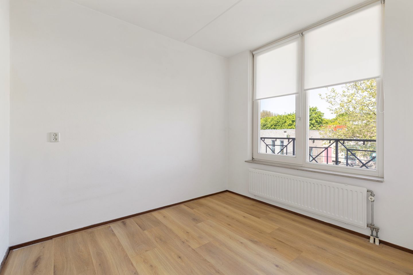 Spacious 3-Room Corner Apartment with Balcony and Parking in Venlo-Oost — 34