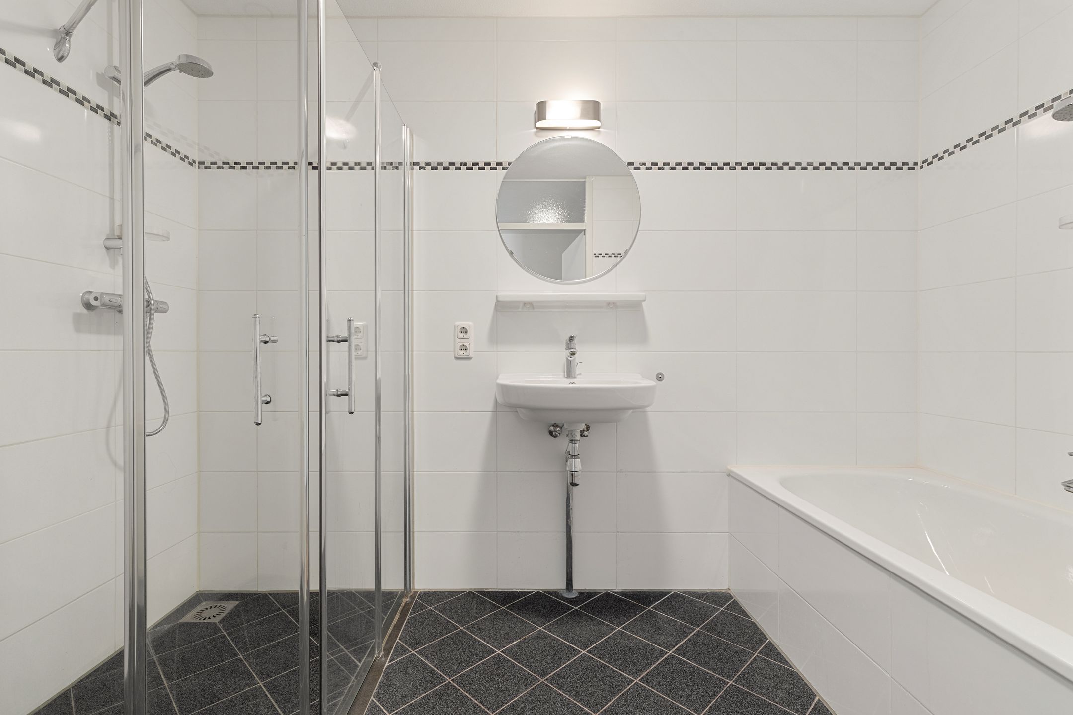 Spacious 3-Room Corner Apartment with Balcony and Parking in Venlo-Oost — 36