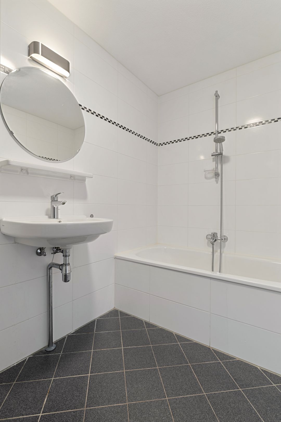 Spacious 3-Room Corner Apartment with Balcony and Parking in Venlo-Oost — 47