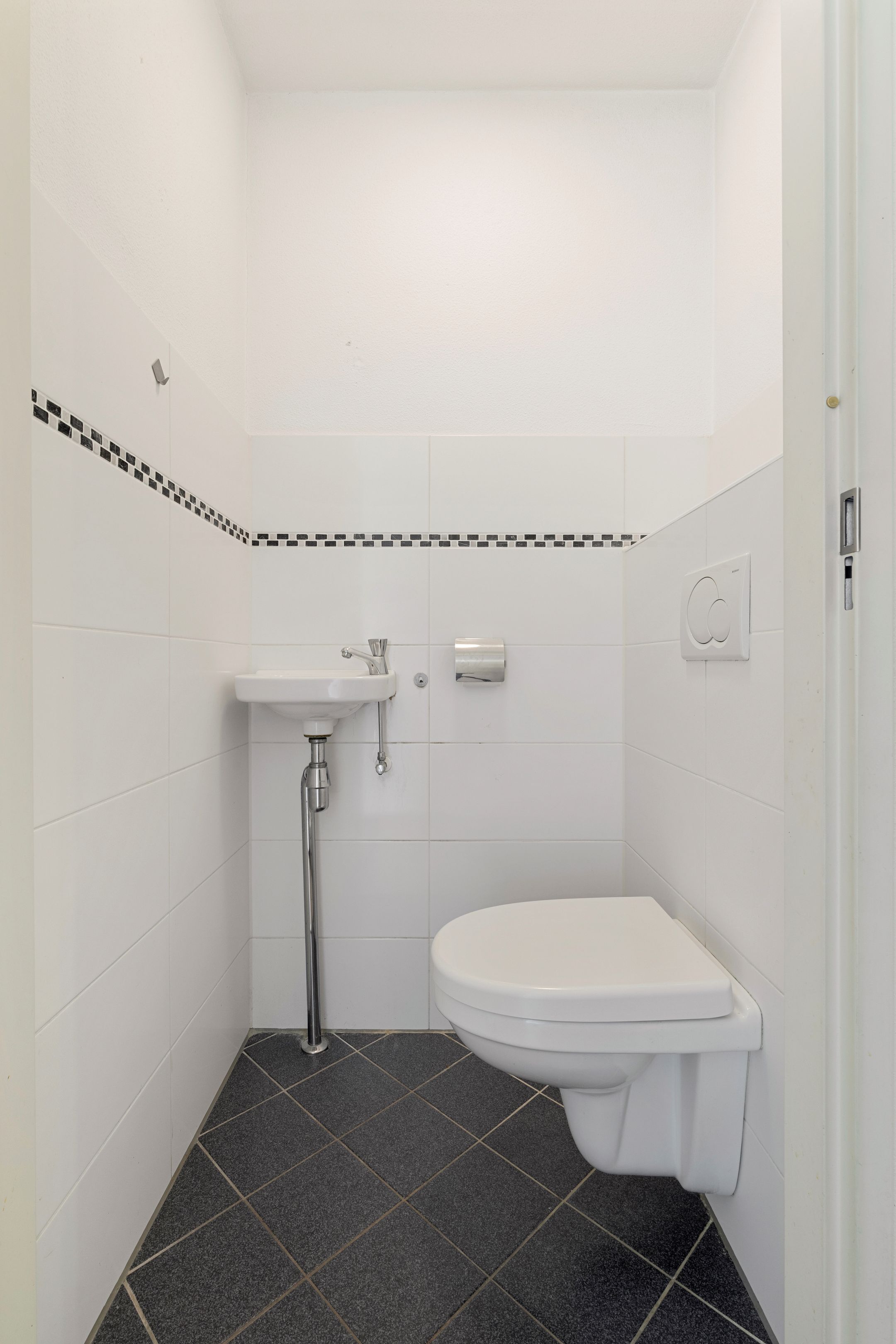 Spacious 3-Room Corner Apartment with Balcony and Parking in Venlo-Oost — 45