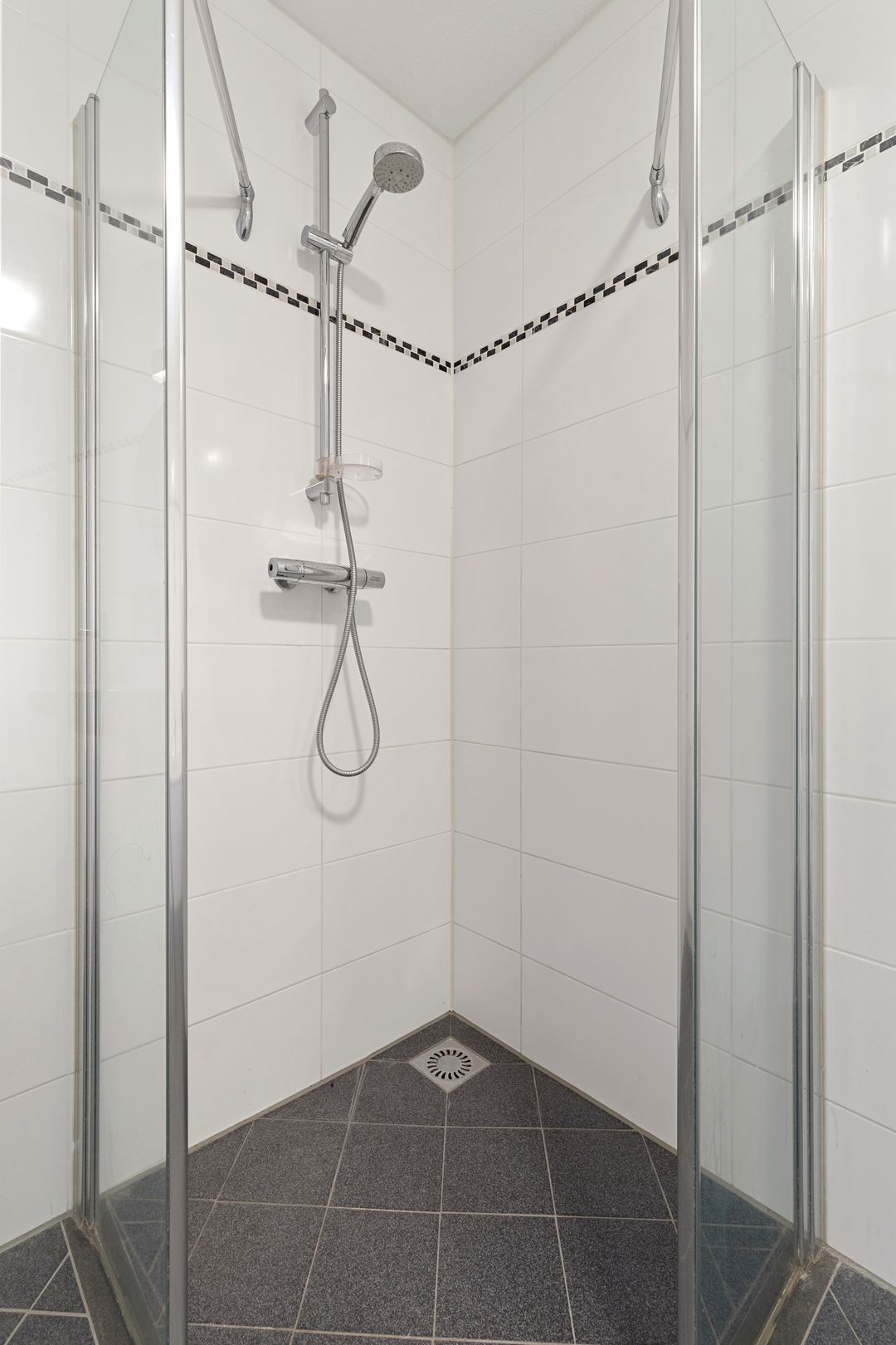 Spacious 3-Room Corner Apartment with Balcony and Parking in Venlo-Oost — 46