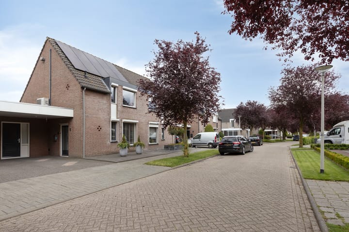 Photo 2 of Meidoornstraat 5