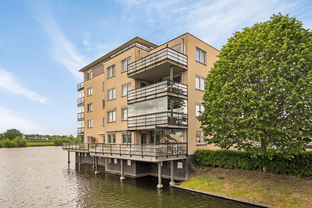 Stunning Waterfront Apartment with Exceptional Terrace on Diamant Island — 38