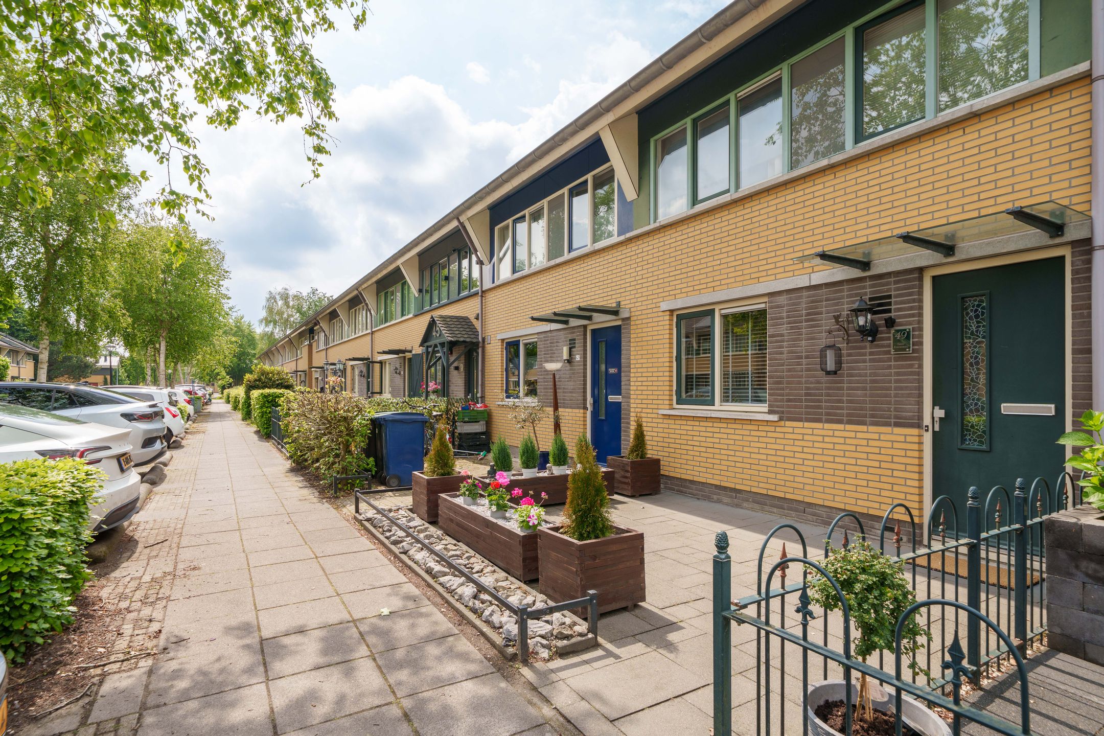 Well-maintained terraced home with sunny southwest garden and modern kitchen in family-friendly Almere neighborhood — 30