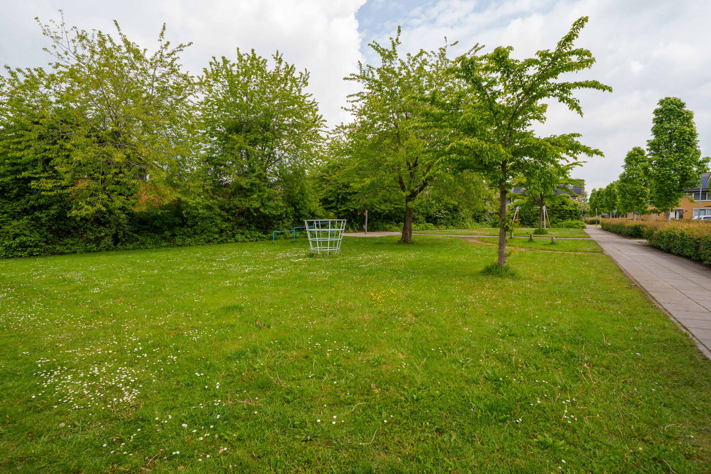 Well-maintained terraced home with sunny southwest garden and modern kitchen in family-friendly Almere neighborhood — 40