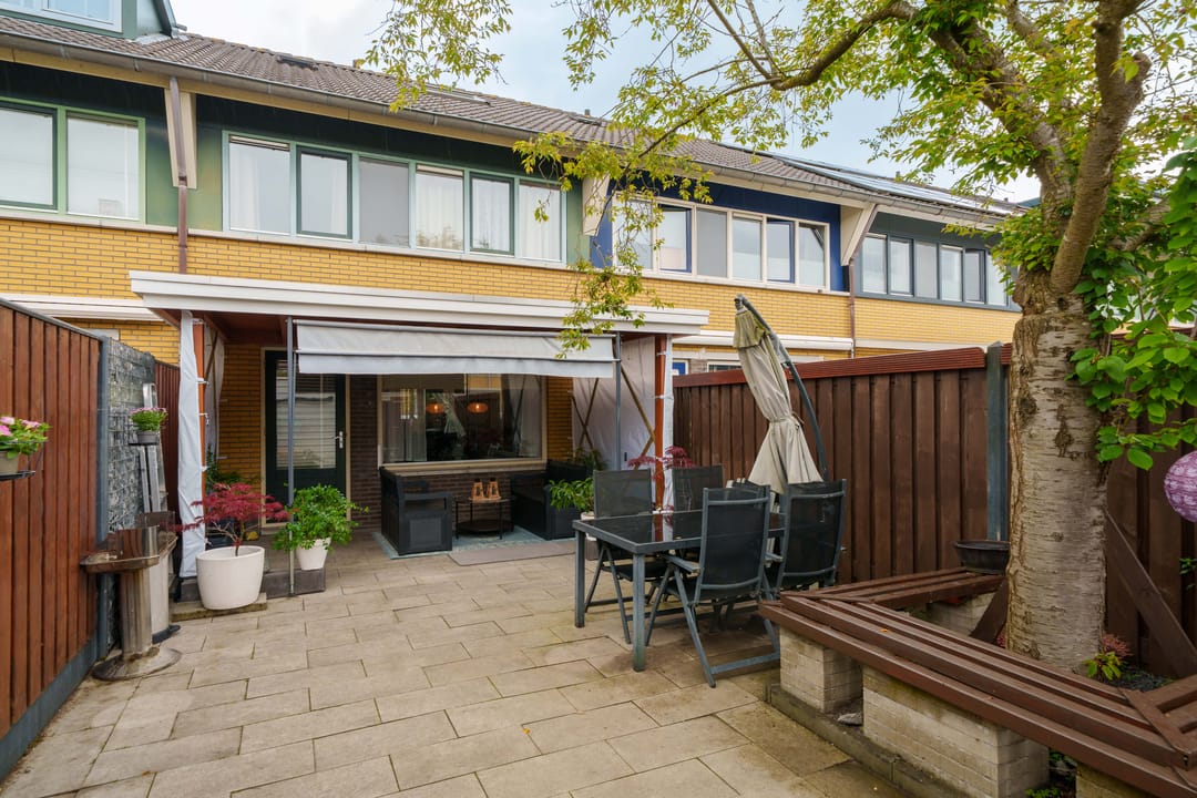 Well-maintained terraced home with sunny southwest garden and modern kitchen in family-friendly Almere neighborhood — 28