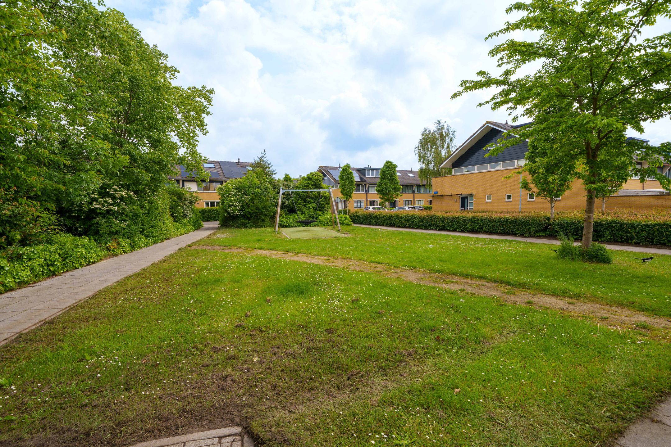 Well-maintained terraced home with sunny southwest garden and modern kitchen in family-friendly Almere neighborhood — 39