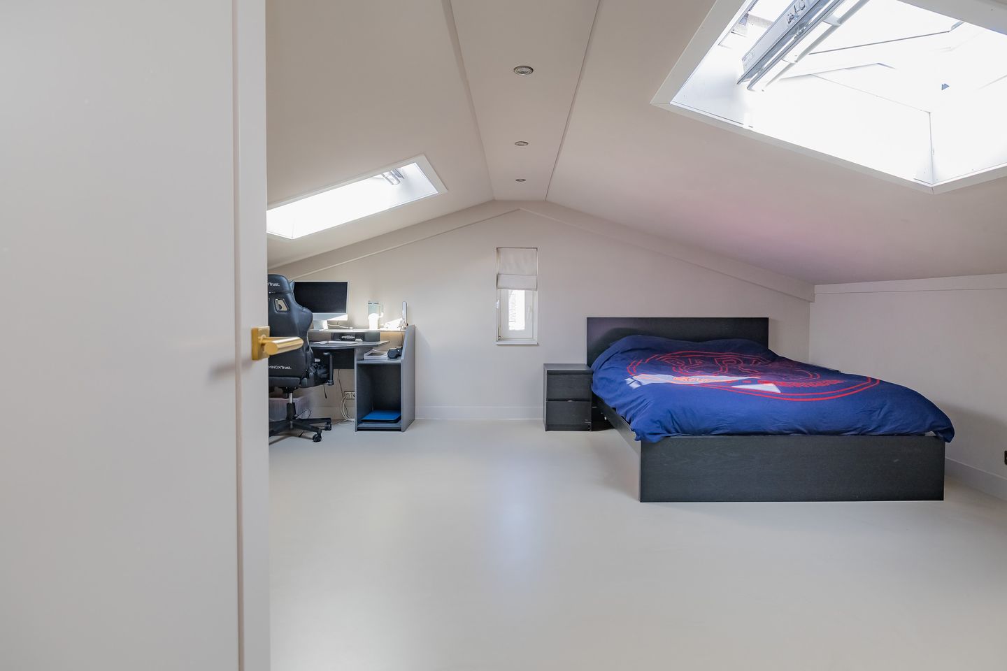 Spacious Semi-Detached Family Home Near Dunes with Luxury Extension — 40
