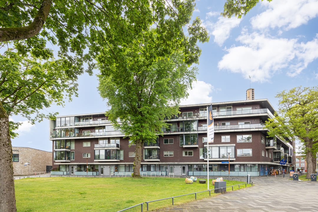 Foto 1 van Banier 8-A