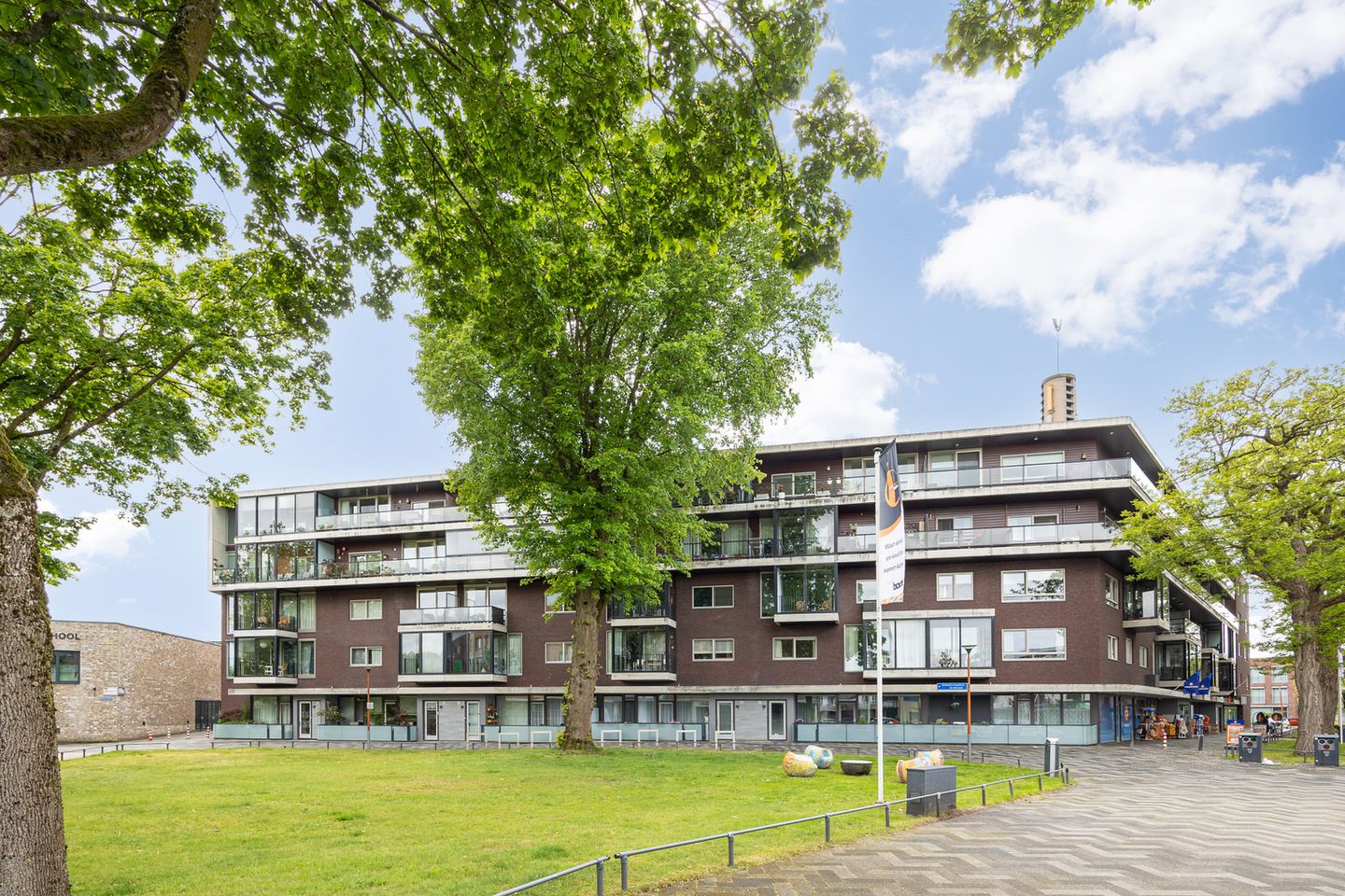 Foto 1 van Banier 8-A